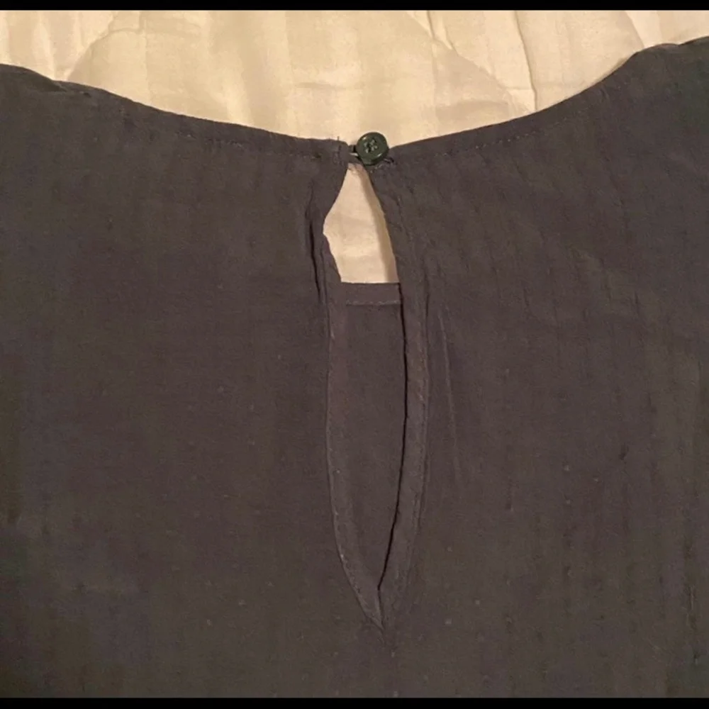 NWT Treasure Bond Long Sleeve Blouse Blue Slate Key Hole Button Back Neutral - Picture 5 of 8